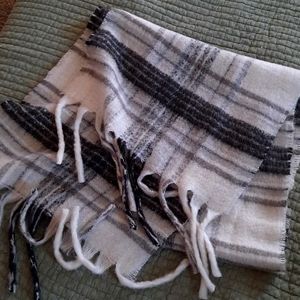 Aerie Black/White Blanket Scarf